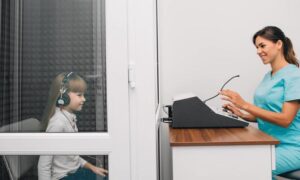 Jak z pewnością sprawdzić, czy Twoje 2-miesięczne dziecko słyszy?