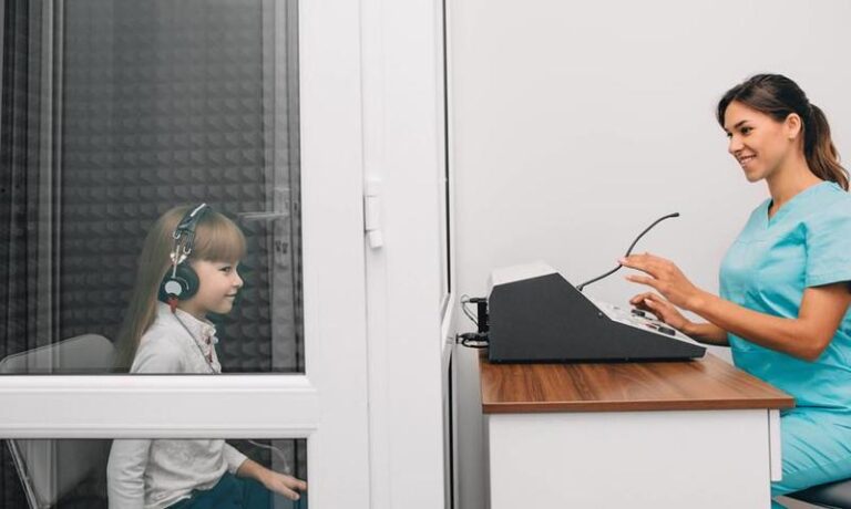 Jak z pewnością sprawdzić, czy Twoje 2-miesięczne dziecko słyszy?